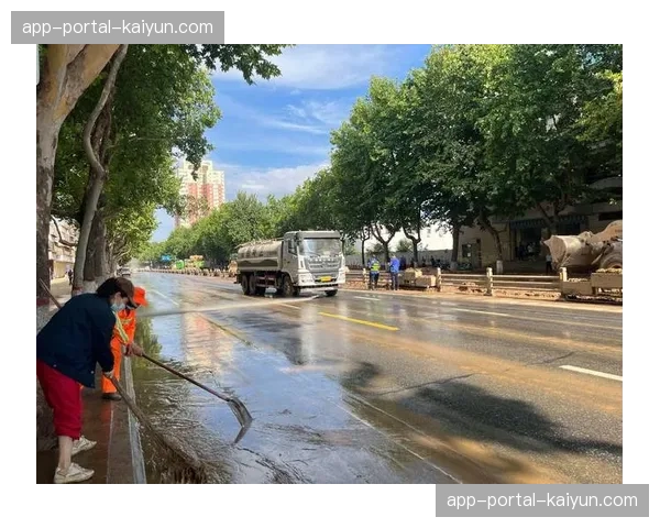 现场：大雨导致场地积水，工作人员紧急处理维护